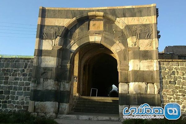 دروازه سنگی یکی از جاذبه های تاریخی آذربایجان غربی به شمار می رود
